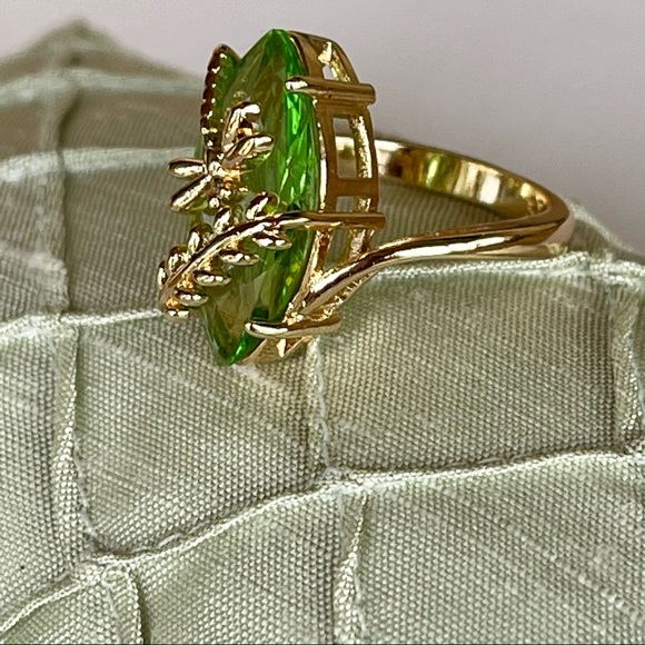 🎉HP🎉925 (stamped) w/18K gold overlay lab emerald ring dragonfly & leaf design - Picture 2 of 5